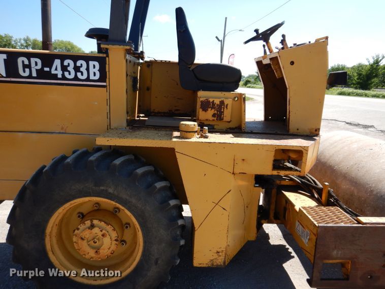 image for item JO9047 1994 Caterpillar CP-433B  single drum vibratory roller