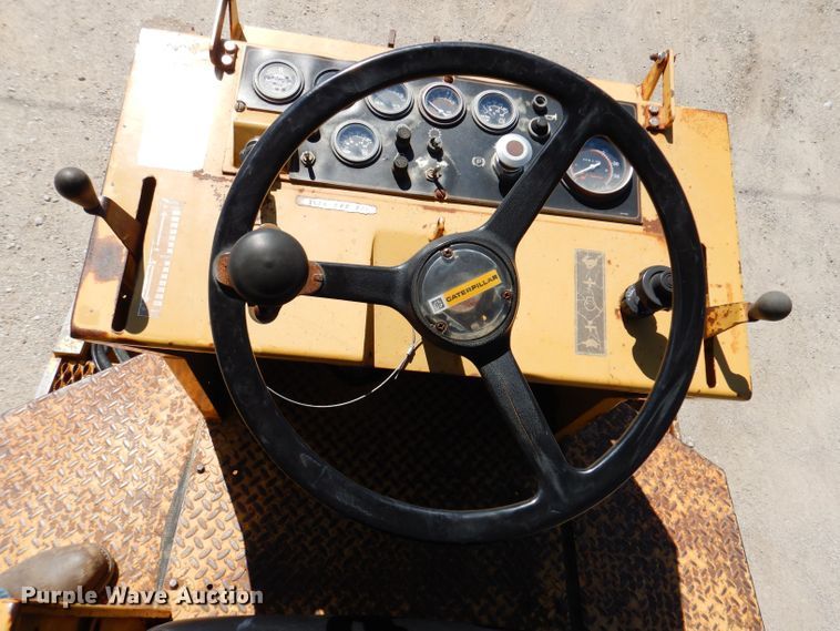 image for item JO9047 1994 Caterpillar CP-433B  single drum vibratory roller