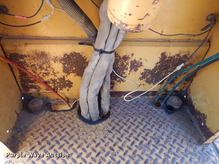 image for item JO9047 1994 Caterpillar CP-433B  single drum vibratory roller