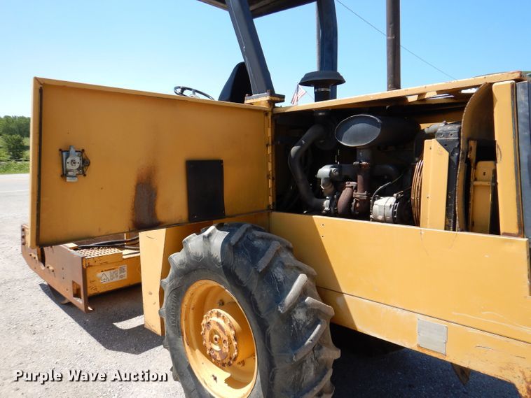 image for item JO9047 1994 Caterpillar CP-433B  single drum vibratory roller
