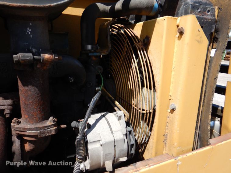 image for item JO9047 1994 Caterpillar CP-433B  single drum vibratory roller