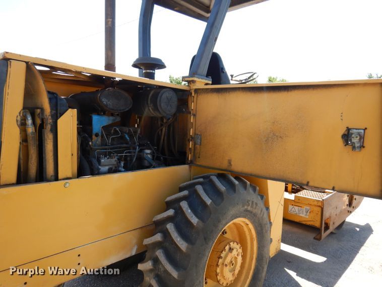 image for item JO9047 1994 Caterpillar CP-433B  single drum vibratory roller