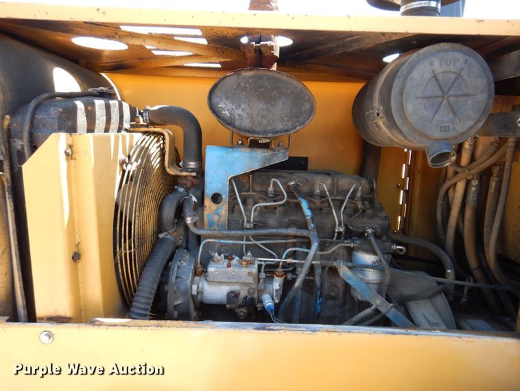 image for item JO9047 1994 Caterpillar CP-433B  single drum vibratory roller