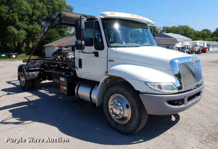 image for item JO9049 2014 International DuraStar 4300  roll-off container truck