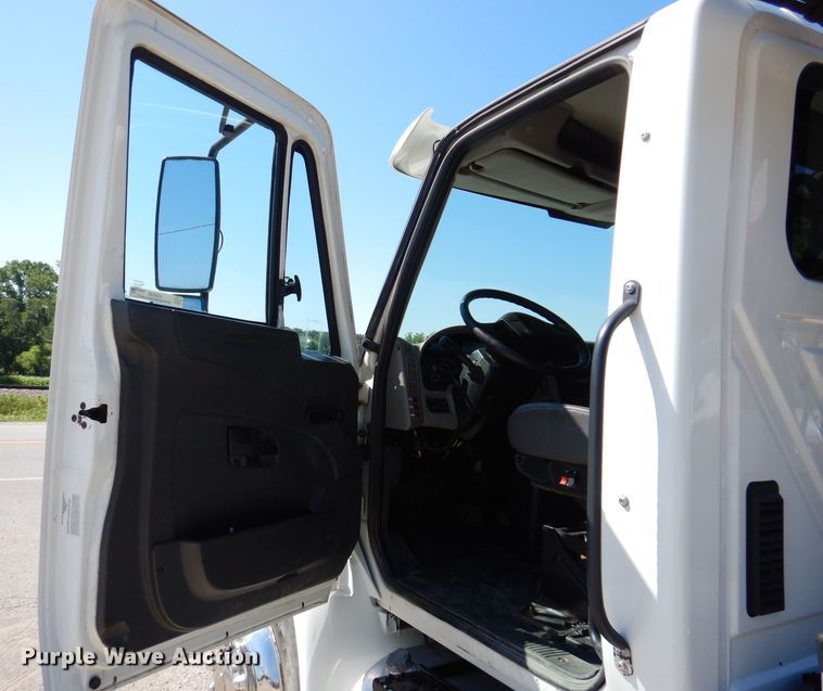image for item JO9049 2014 International DuraStar 4300  roll-off container truck