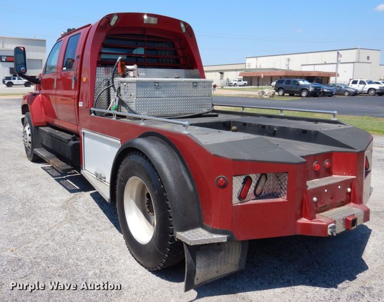 image for item KF9690 2005 GMC C7500  Crew Cab flatbed truck