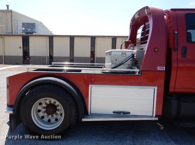 image for item KF9690 2005 GMC C7500  Crew Cab flatbed truck