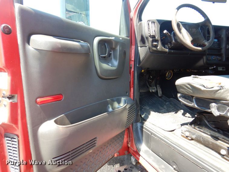 image for item KF9690 2005 GMC C7500  Crew Cab flatbed truck