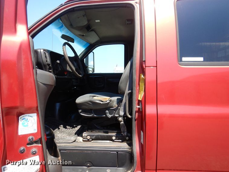 image for item KF9690 2005 GMC C7500  Crew Cab flatbed truck