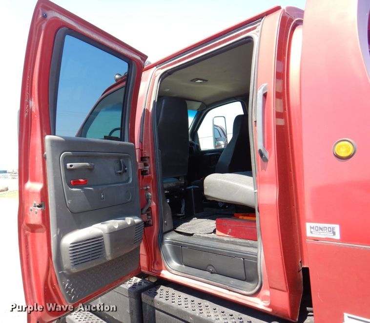 image for item KF9690 2005 GMC C7500  Crew Cab flatbed truck