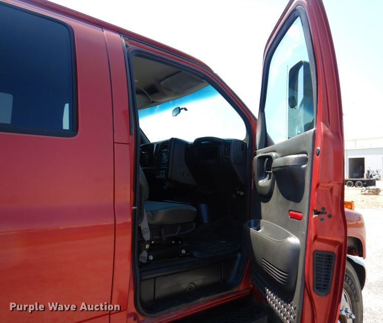 image for item KF9690 2005 GMC C7500  Crew Cab flatbed truck