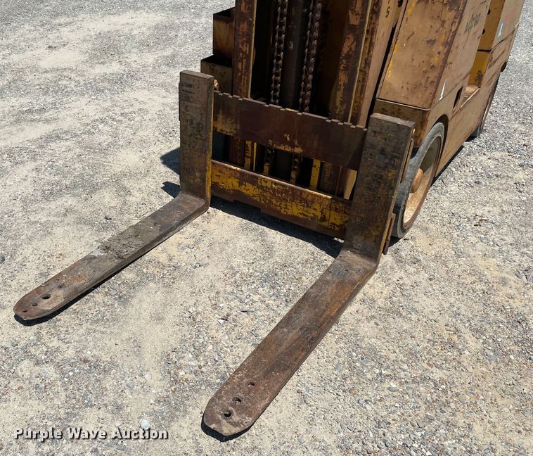 image for item KJ9752 Allis-Chalmers ACC600PS  forklift