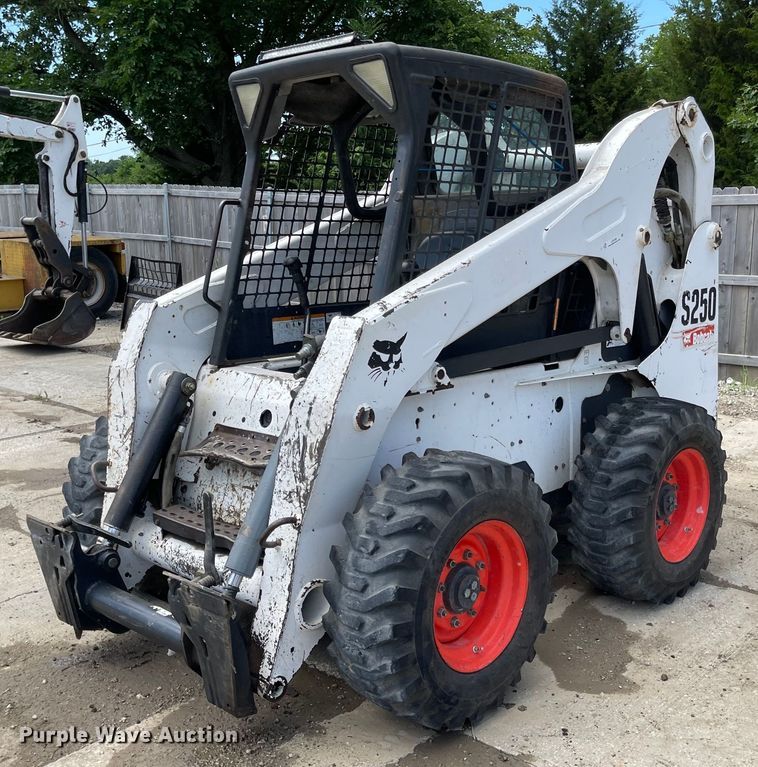 image for item LF9139 2007 Bobcat S250  skid steer loader