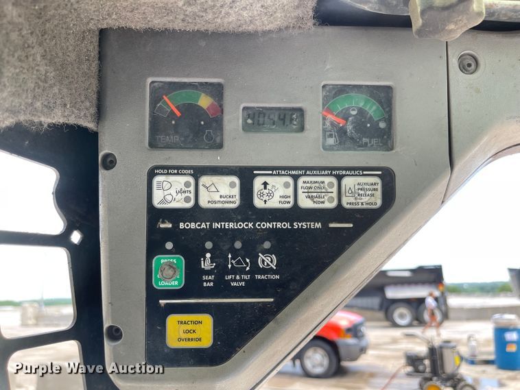 image for item LF9139 2007 Bobcat S250  skid steer loader