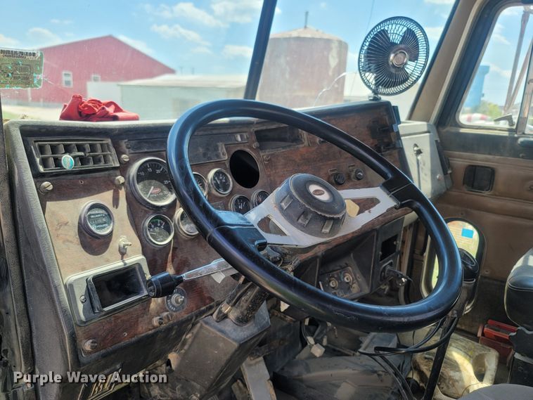 image for item LM9565 1997 Peterbilt 357  ready mix truck