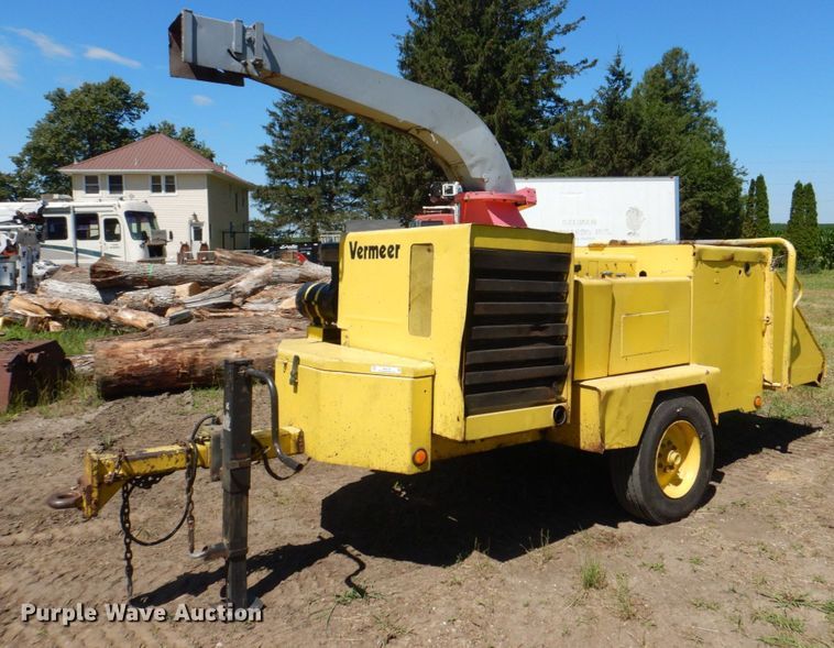 image for item MF9133 2006 Vermeer BC1800XL  wood chipper