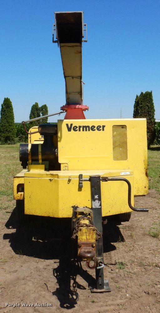 image for item MF9133 2006 Vermeer BC1800XL  wood chipper