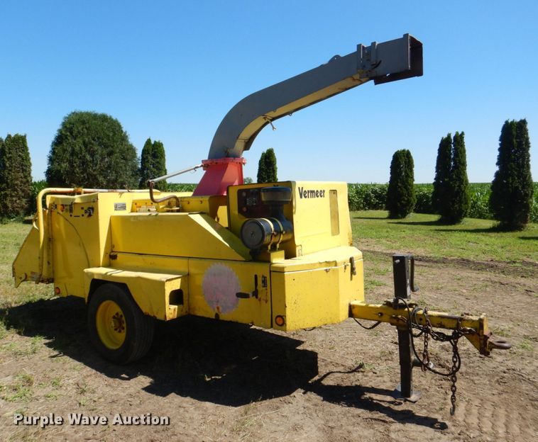 image for item MF9133 2006 Vermeer BC1800XL  wood chipper