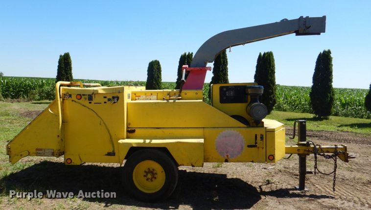 image for item MF9133 2006 Vermeer BC1800XL  wood chipper