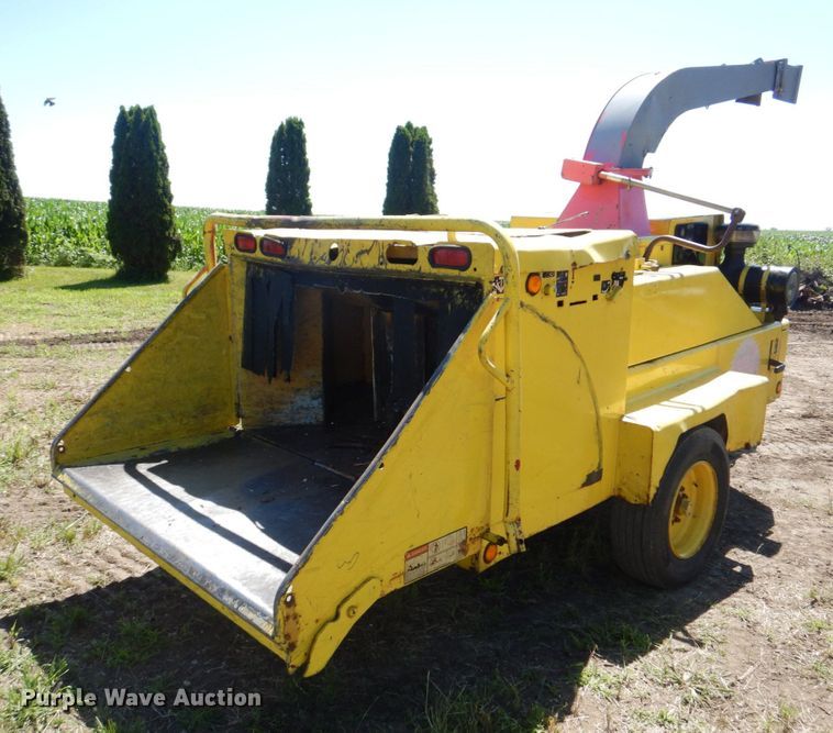 image for item MF9133 2006 Vermeer BC1800XL  wood chipper