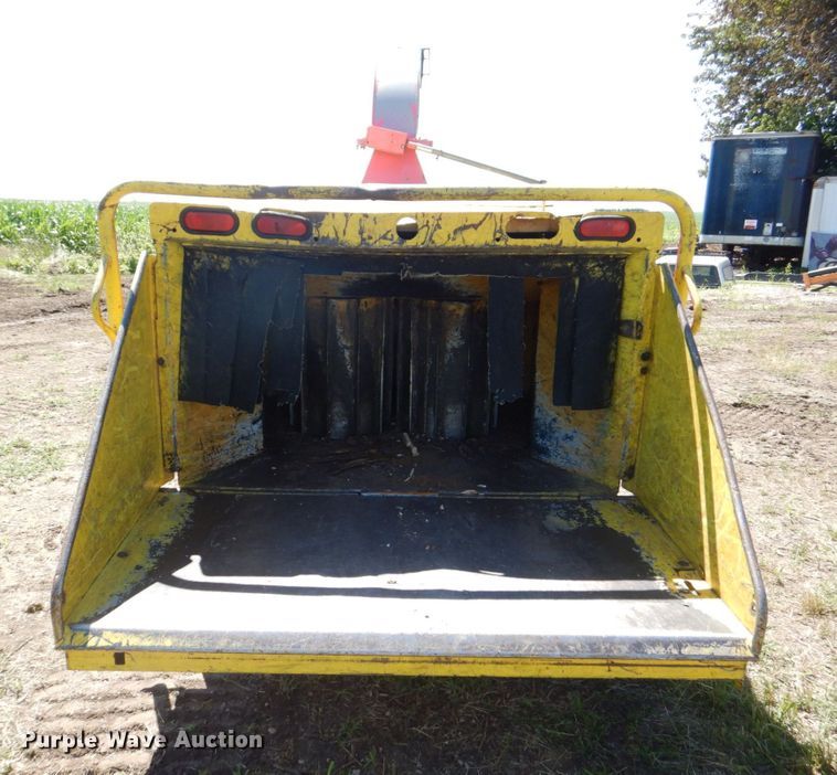 image for item MF9133 2006 Vermeer BC1800XL  wood chipper