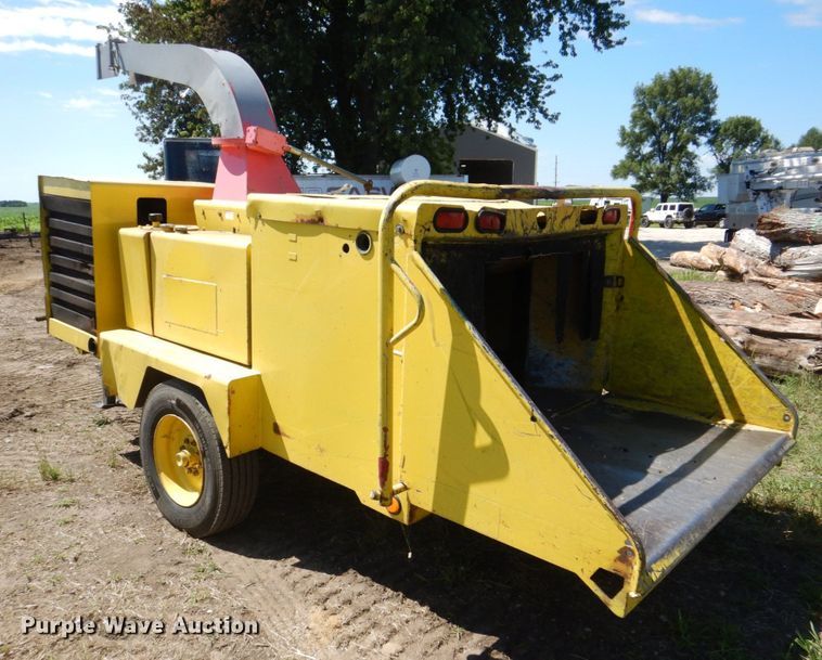 image for item MF9133 2006 Vermeer BC1800XL  wood chipper