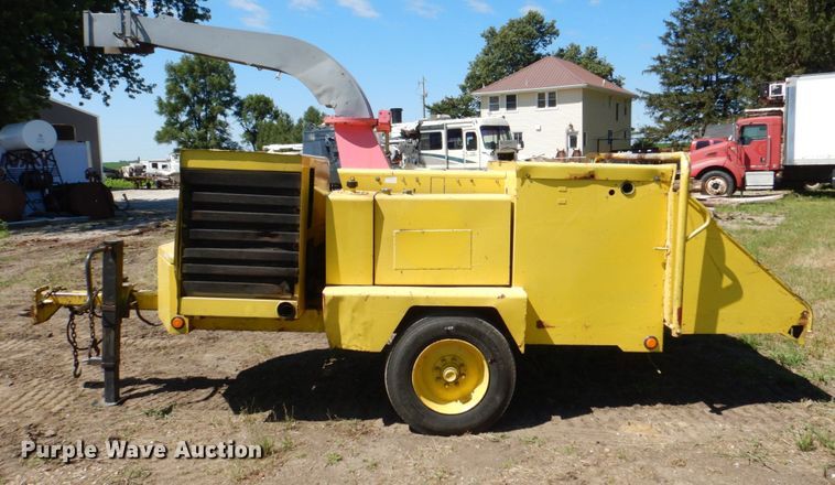 image for item MF9133 2006 Vermeer BC1800XL  wood chipper