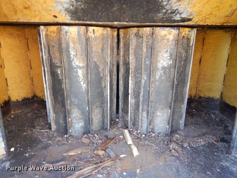 image for item MF9133 2006 Vermeer BC1800XL  wood chipper