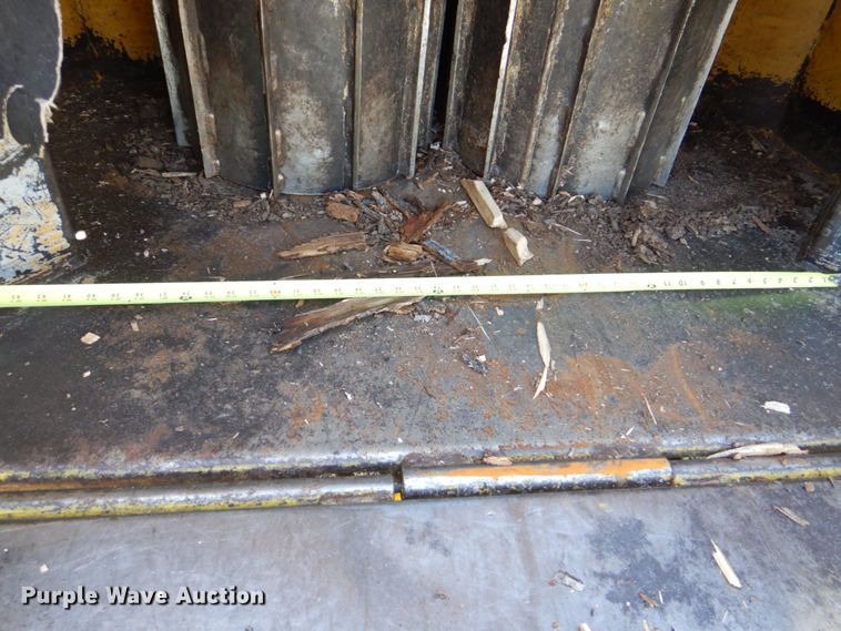 image for item MF9133 2006 Vermeer BC1800XL  wood chipper