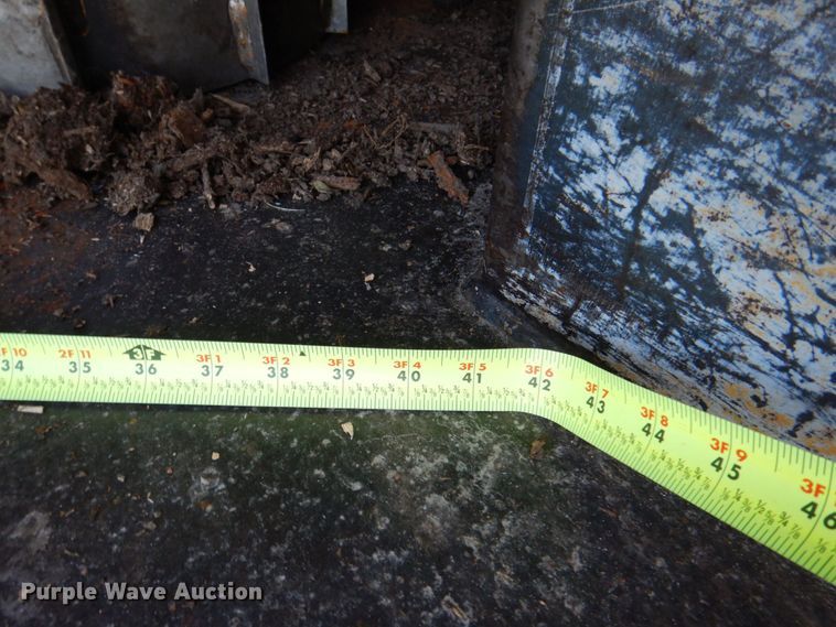 image for item MF9133 2006 Vermeer BC1800XL  wood chipper