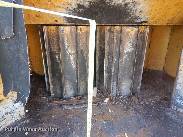 image for item MF9133 2006 Vermeer BC1800XL  wood chipper