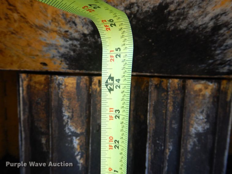 image for item MF9133 2006 Vermeer BC1800XL  wood chipper