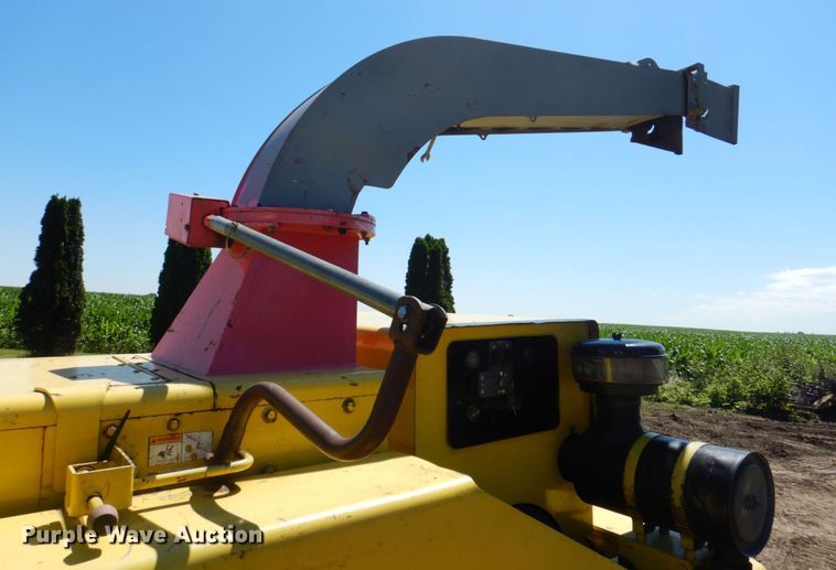 image for item MF9133 2006 Vermeer BC1800XL  wood chipper