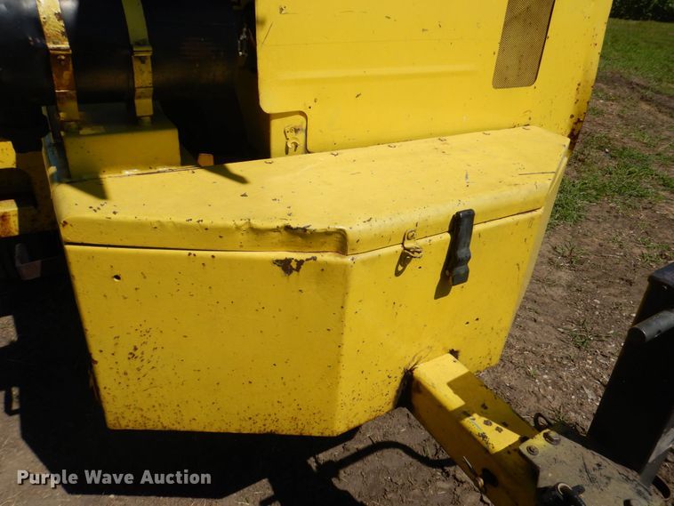 image for item MF9133 2006 Vermeer BC1800XL  wood chipper