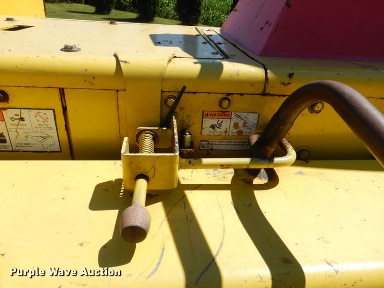 image for item MF9133 2006 Vermeer BC1800XL  wood chipper