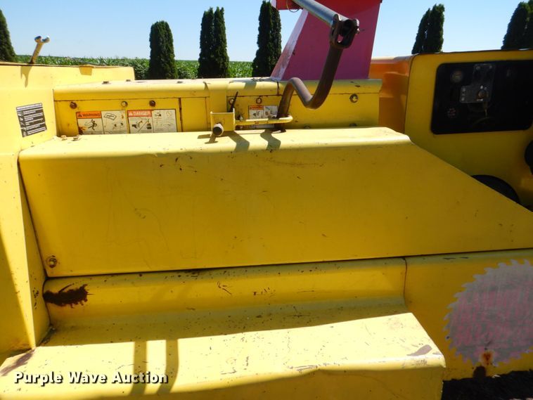 image for item MF9133 2006 Vermeer BC1800XL  wood chipper