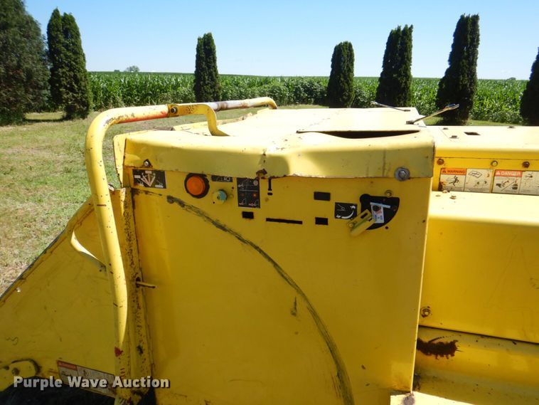 image for item MF9133 2006 Vermeer BC1800XL  wood chipper