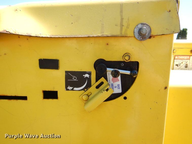 image for item MF9133 2006 Vermeer BC1800XL  wood chipper