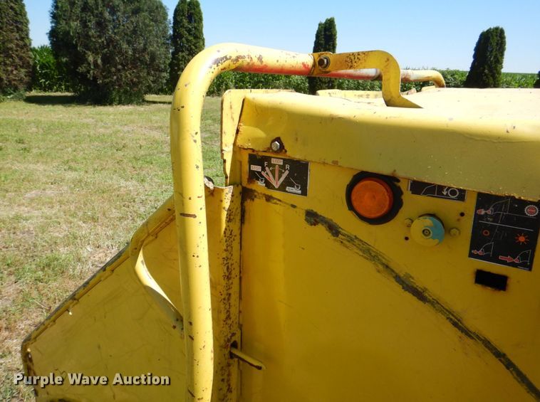 image for item MF9133 2006 Vermeer BC1800XL  wood chipper