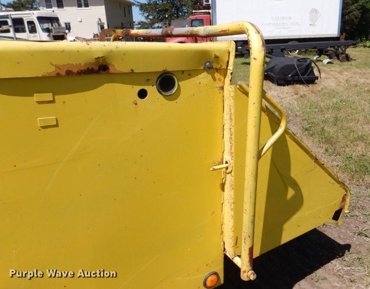 image for item MF9133 2006 Vermeer BC1800XL  wood chipper