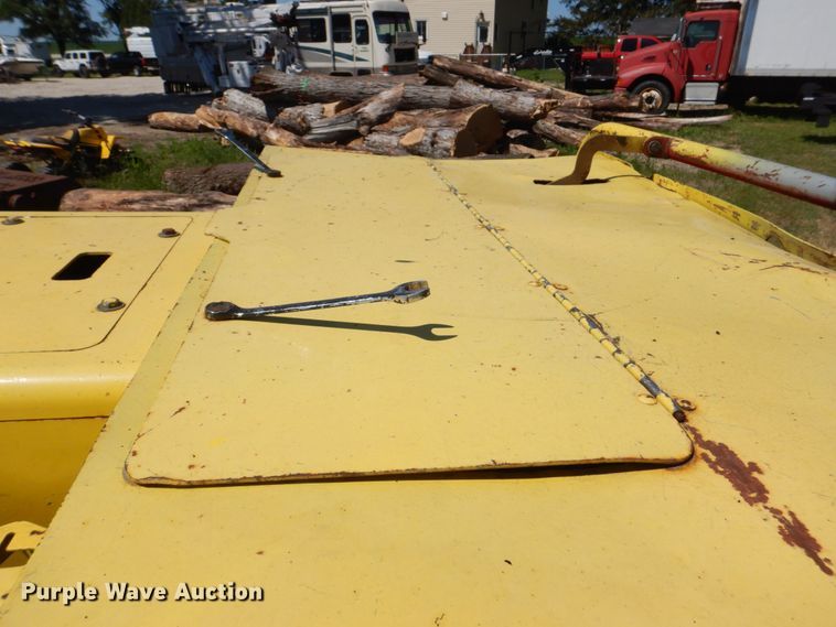 image for item MF9133 2006 Vermeer BC1800XL  wood chipper