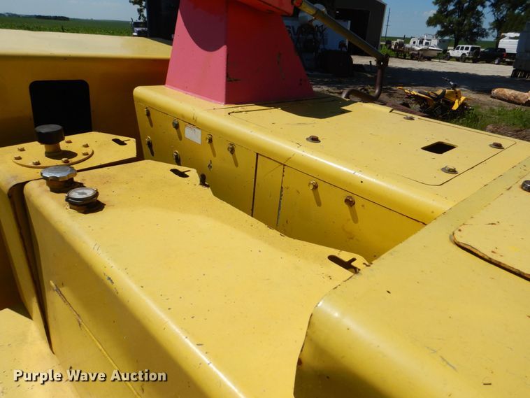 image for item MF9133 2006 Vermeer BC1800XL  wood chipper