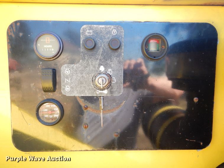 image for item MF9133 2006 Vermeer BC1800XL  wood chipper