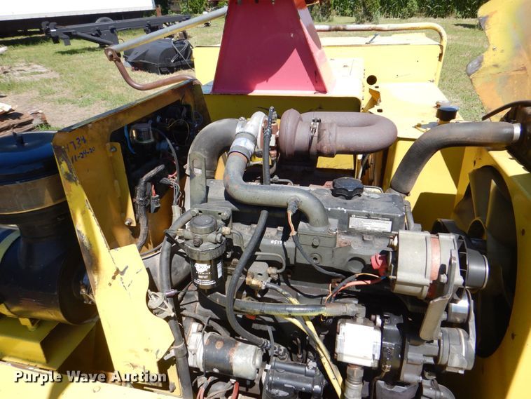 image for item MF9133 2006 Vermeer BC1800XL  wood chipper