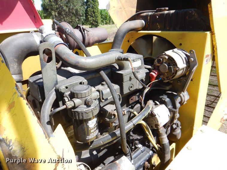 image for item MF9133 2006 Vermeer BC1800XL  wood chipper