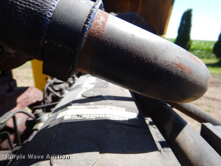 image for item MF9133 2006 Vermeer BC1800XL  wood chipper