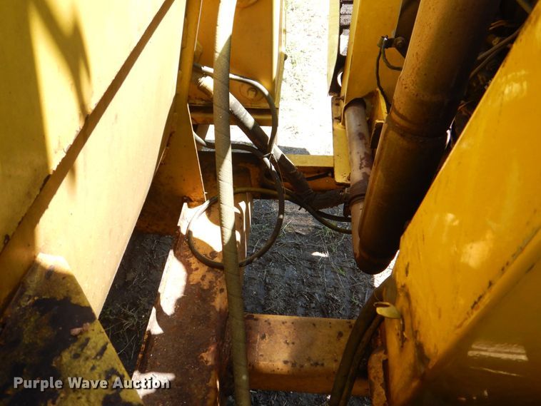 image for item MF9133 2006 Vermeer BC1800XL  wood chipper