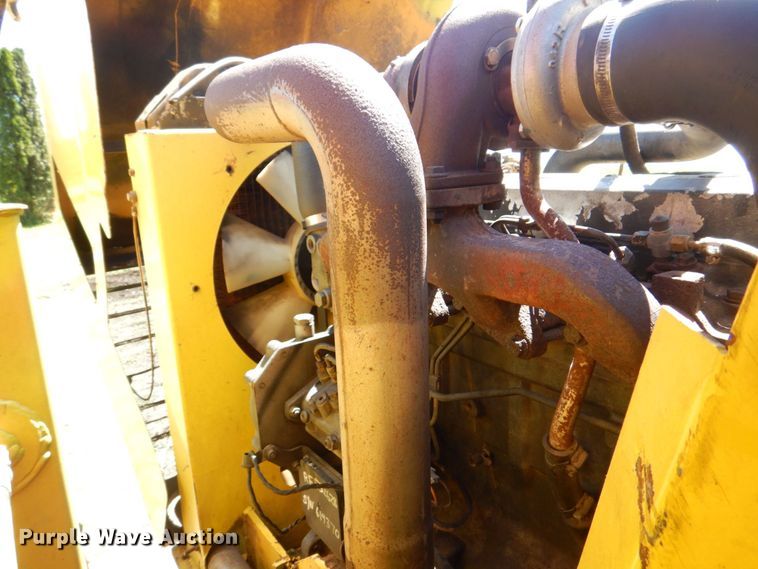 image for item MF9133 2006 Vermeer BC1800XL  wood chipper