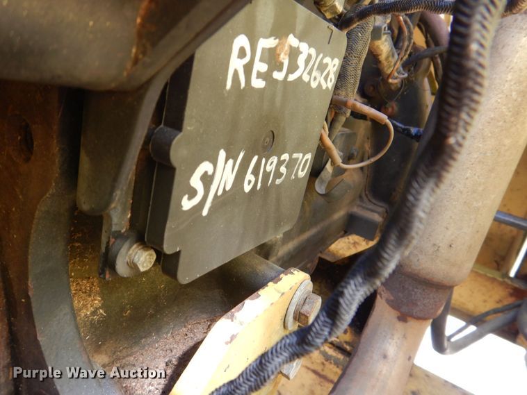 image for item MF9133 2006 Vermeer BC1800XL  wood chipper