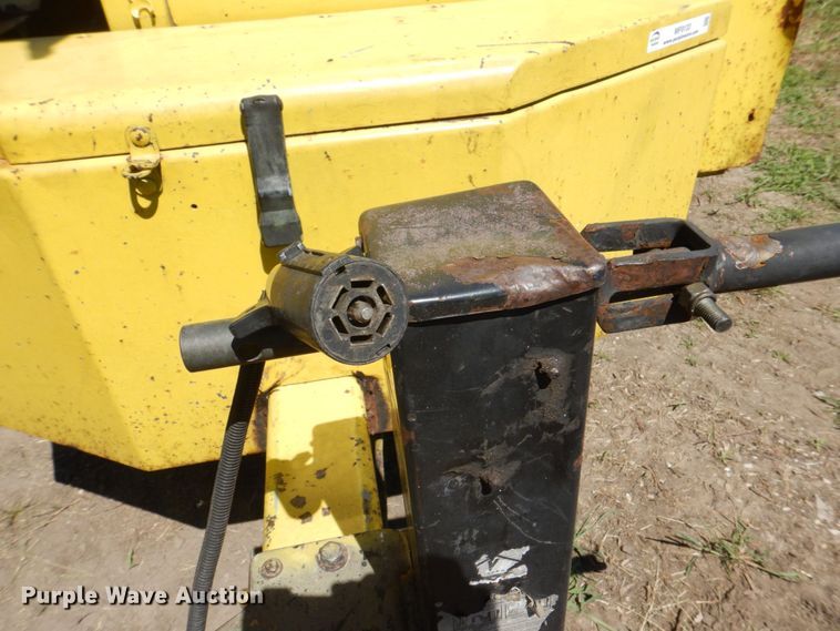 image for item MF9133 2006 Vermeer BC1800XL  wood chipper